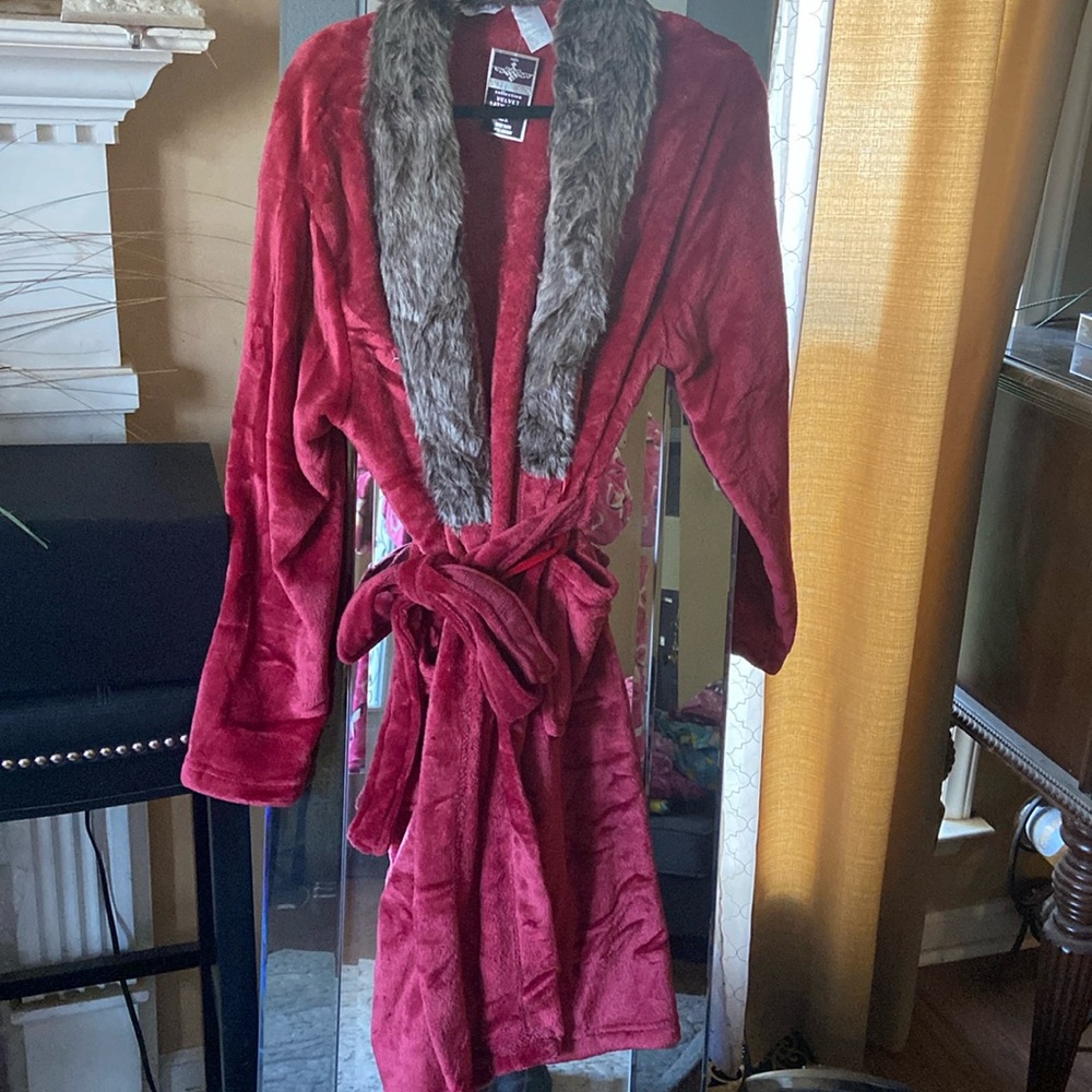 1 Hotel Spa plush velvet Red with faux fur collar robe w pockets. One size. NWT